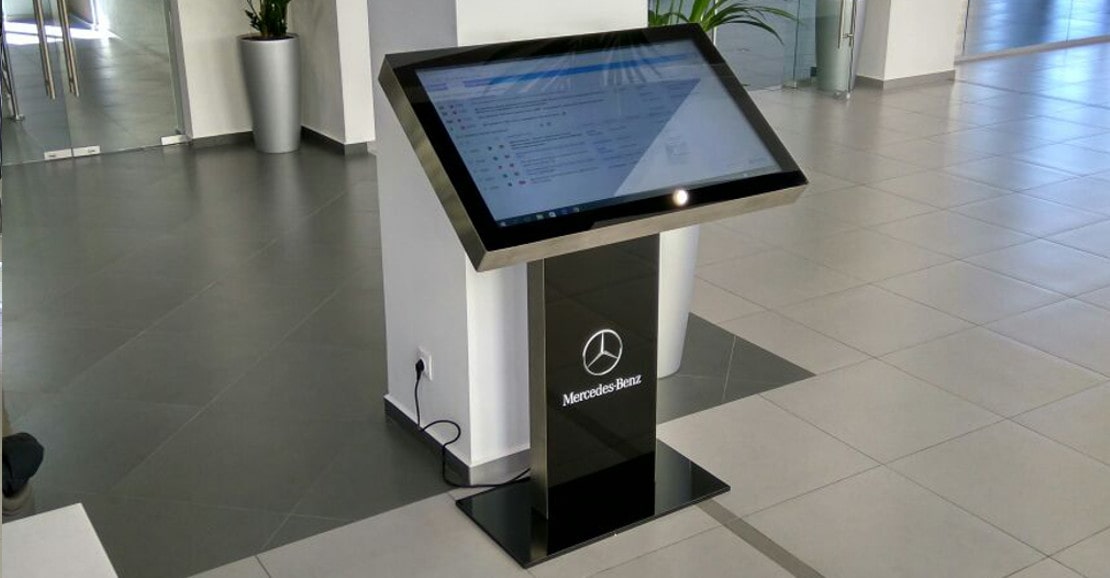 Сенсорный стол TOUCHPLAT™ Smart Table для автосалона Mercedes Benz