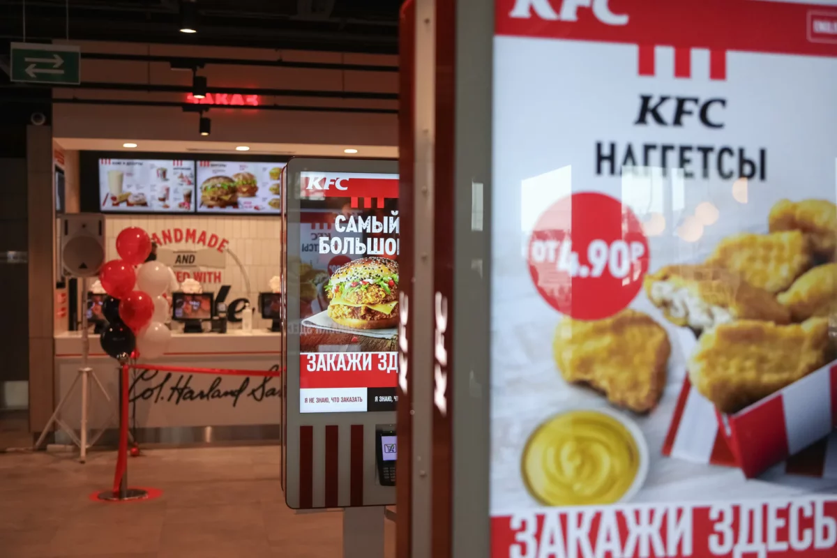 Терминал самообслуживания TOUCHPLAT в ресторане KFC