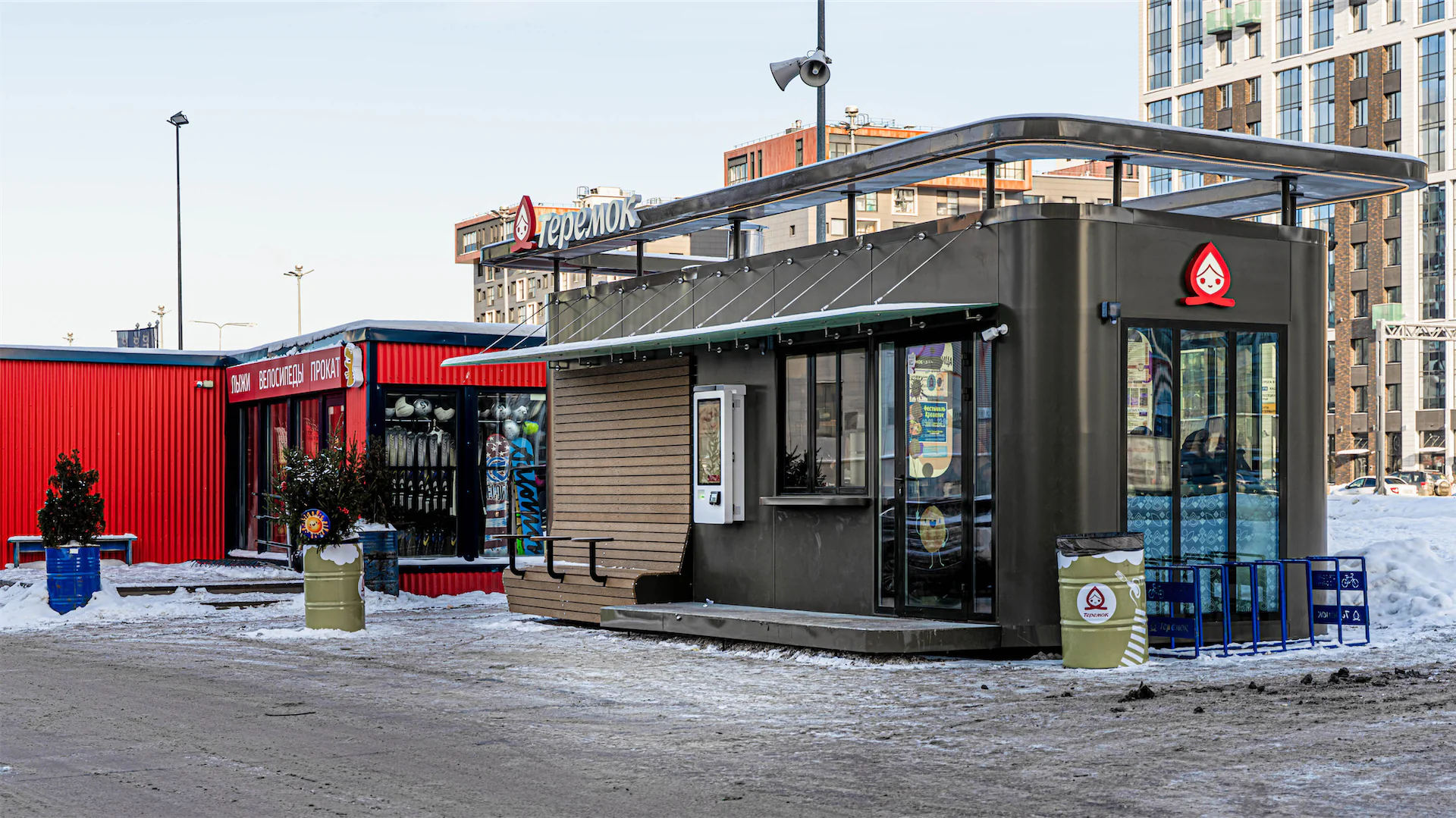 Уличный терминал самообслуживания TOUCHPLAT Q-60 Street в "Теремке"