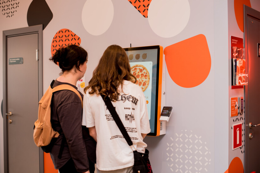 Терминал самообслуживания TOUCHPLAT Q-50 в пиццерии Додо Пицца