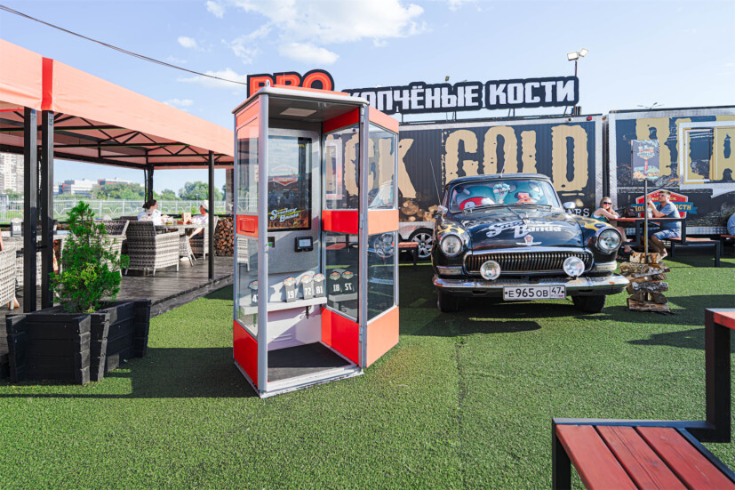 Уличный терминал самообслуживания TOUCHPLAT® Q-60 Street в ресторане Копченые кости