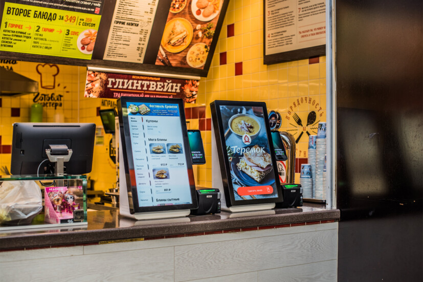 Киоски самообслуживания TOUCHPLAT Q-30 в кафе Теремок