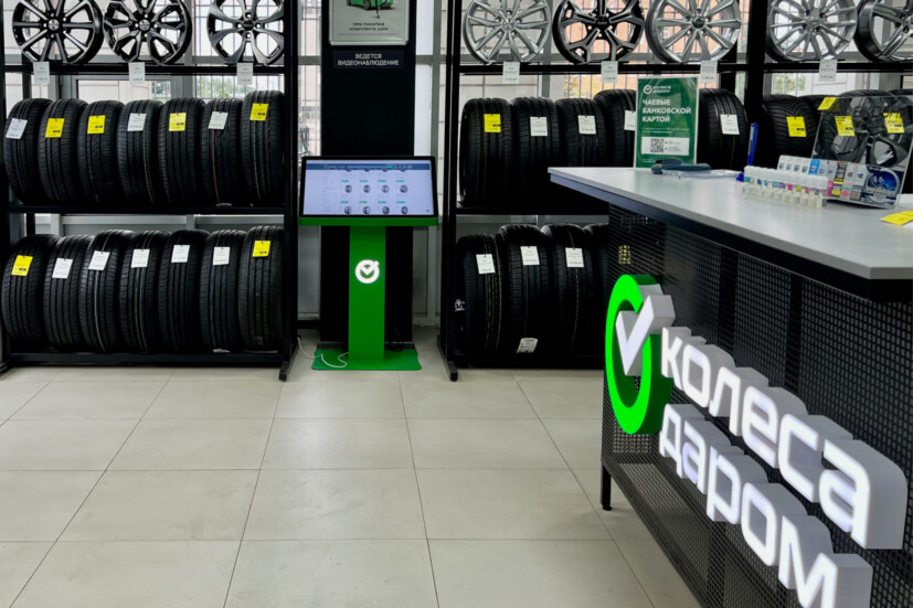 Сенсорный киоск TOUCHPLAT® в магазине "Колеса Даром"