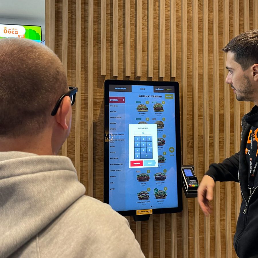 Терминал самобслуживания TOUCHPLAT в Burger King